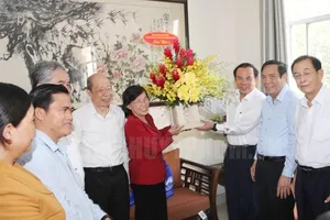 Bí thư Thành ủy TP.HCM thăm hỏi các gia đình người cao tuổi tiêu biểu