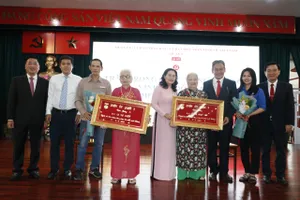 Lãnh đạo TP.HCM trao huy hiệu Đảng cho đảng viên đợt 3-2