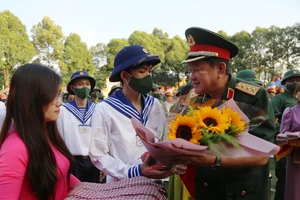 Thứ trưởng Bộ Quốc phòng động viên các thanh niên tại điểm giao quân TP Thủ Đức