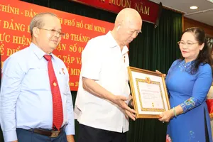 Đảng ủy Khối Dân – Chính – Đảng TP.HCM trao huy hiệu cho 10 đảng viên dịp 19-5