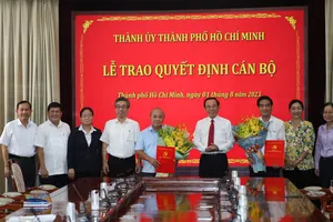 Thành uỷ TP.HCM trao quyết định nghỉ hưu cho 2 cán bộ