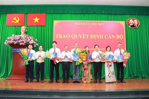 Thành uỷ TP Thủ Đức trao quyết định nhân sự cho 3 trung tâm vừa được thành lập
