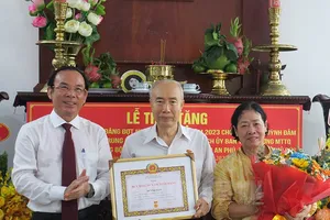 Trao Huy hiệu 55 năm tuổi Đảng cho ông Huỳnh Đảm