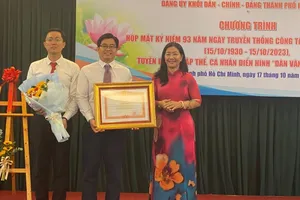 Ban Dân vận Đảng ủy Khối TP.HCM đón nhận bằng khen của Thủ tướng 