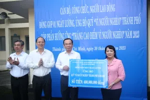 Thành uỷ TP.HCM ủng hộ 400 triệu đồng chăm lo cho người nghèo 