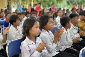 Cán bộ tuyên giáo, báo chí TP.HCM mang áo ấm đến với học sinh ở Điện Biên 