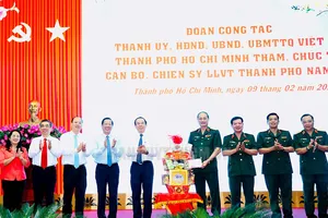 Bí thư Nguyễn Văn Nên thăm, chúc Tết Công an, Bộ Tư lệnh TP.HCM