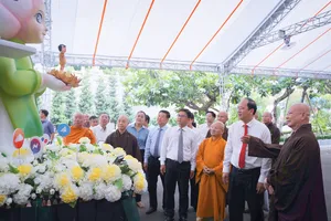 Lãnh đạo TP.HCM thăm, chúc mừng Đại lễ Phật Đản 