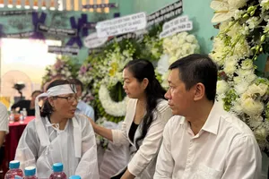 Lãnh đạo Ban Dân vận Thành ủy TP.HCM viếng nạn nhân vụ gãy nhánh cây trong công viên Tao Đàn