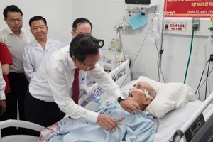 Bí thư Nguyễn Văn Nên trao huy hiệu 80 năm tuổi Đảng cho cụ ông 100 tuổi