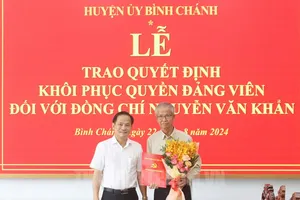 Ông Nguyễn Văn Khẩn nhận quyết định khôi phục quyền Đảng viên sau gần 30 năm bị oan sai