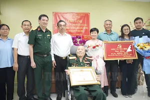 Thiếu tướng Hoàng Dũng, nguyên Chánh Văn phòng Bộ Tổng tham mưu nhận huy hiệu 80 năm tuổi Đảng