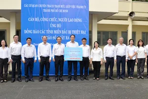Các cơ quan chuyên trách, tham mưu, giúp việc Thành ủy TP.HCM ủng hộ đồng bào miền Bắc sau bão số 3