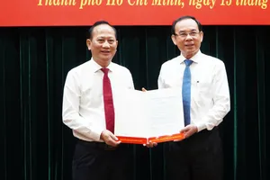 Bí thư Nguyễn Văn Nên trao quyết định điều động Bí thư huyện Bình Chánh, Hóc Môn