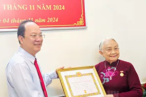 Lãnh đạo Thành ủy TP.HCM trao huy hiệu 60 năm tuổi Đảng cho nguyên Bí thư Tỉnh ủy Đồng Nai