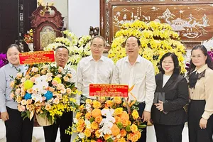 Lãnh đạo Thành ủy TP.HCM thăm các nhà giáo tiêu biểu 