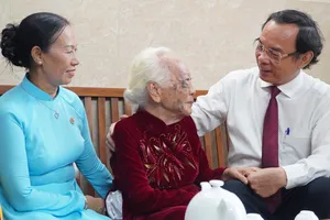 Bí thư Nguyễn Văn Nên trao Huy hiệu 80 năm tuổi Đảng cho bà Nguyễn Thị Thanh Bình