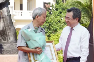 Phó Bí thư Thường trực Thành ủy TP.HCM Nguyễn Thanh Nghị trao Huy hiệu Đảng đến 15 Đảng viên