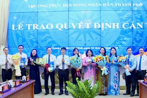 Thường trực HĐND TP.HCM trao quyết định nhân sự chủ chốt