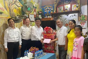 Trưởng Ban Tuyên giáo và Dân vận Thành ủy TP.HCM thăm gia đình thương binh, chính sách