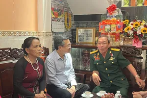 Phó Bí thư Thường trực Thành ủy TP.HCM Nguyễn Thanh Nghị thăm gia đình chính sách