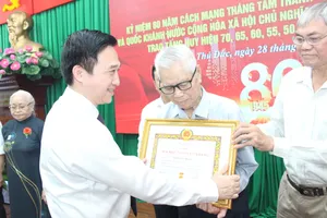 Ông Đặng Minh Thông trao Huy hiệu Đảng cho 64 đảng viên phường Thủ Đức