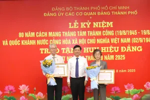 Đảng ủy các cơ quan Đảng TP.HCM trao huy hiệu đảng 30 đảng viên