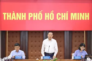 Phó Chủ tịch Thường trực UBND TP.HCM Nguyễn Văn Thọ (đứng), phát biểu tại phiên họp về tình hình, kết quả kinh tế- xã hội tháng 10, 10 tháng đầu năm.