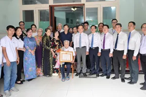 Bí thư TP.HCM Trần Lưu Quang: Các đảng viên trung kiên là tấm gương sáng, là 'cây cao bóng cả'