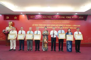 21 đảng viên thuộc Đảng bộ các cơ quan Đảng TP.HCM vinh dự nhận Huy hiệu Đảng đợt 7-11