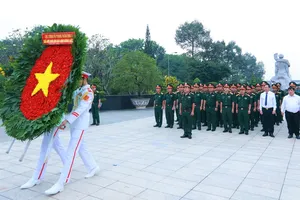 Lãnh đạo Quân khu 7 viếng các anh hùng liệt sĩ tại Nghĩa trang liệt sĩ TP.HCM