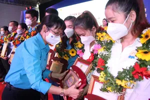 'Tham gia chống dịch, tôi thấy mình được sống như những đóa hoa' 