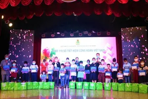 Trao 114 sổ tiết kiệm Công đoàn trị giá 1,3 tỷ cho trẻ mồ côi do COVID-19