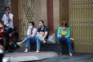 Thi vào lớp 10: Con đi thi mà cha mẹ ở ngoài hồi hộp hơn!