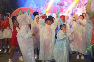 Trẻ em đội mưa “quẩy” tại đêm khai mạc Festival Nhà Thiếu nhi toàn quốc