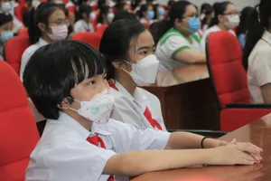 Ước mơ làm cô giáo của nữ sinh mồ côi phải đi rửa chén thuê phụ giúp bà ngoại