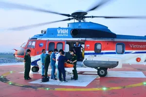 Trực thăng đưa bệnh nhân sốc mất máu từ đảo về đất liền chữa trị