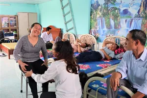 Vợ chồng bác sĩ vay ngân hàng xây khu lưu trú 0 đồng cho bệnh nhân nghèo