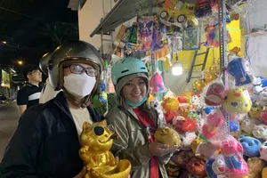 Ngày Thần tài, người dân đổ xô mua heo đất để xin vía tiết kiệm