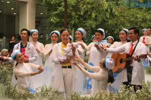 Y, bác sĩ Bệnh viện Hùng Vương thành người mẫu, ca sĩ trong 'Mầm sống'