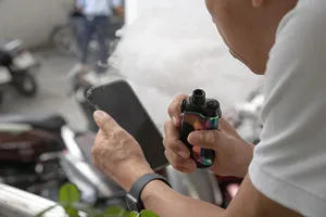 Nhiều học sinh hút thuốc lá điện tử phải cấp cứu, Bộ Y tế chỉ đạo khẩn