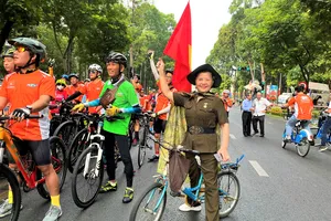 Cụ bà U80 mượn xe đạp của cháu đi đón đoàn đua Cúp Truyền hình TP.HCM 2023