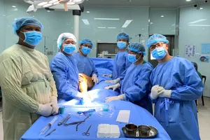 Ghép đoạn xương chân hơn 20 cm cho bệnh nhân 18 tuổi
