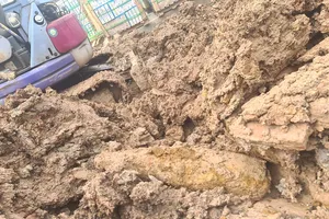 Gặp bom khi đào móng tường rào dự án Bệnh viện Hóc Môn