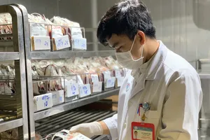 Bệnh viện Chợ Rẫy chuyển 4.000 đơn vị máu hỗ trợ Cần Thơ