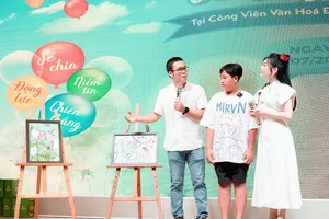 'Chiến binh dũng cảm' vẽ tranh bán đấu giá, tiếp sức cho 'chiến binh đầu trọc'