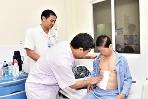 Cụ ông 73 tuổi mang khối u gan khổng lồ gần 2 kg