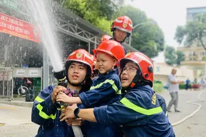 Hiện thực hóa ước mơ làm lính cứu hỏa của cậu bé 7 tuổi ung thư máu