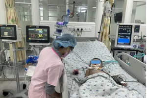 Bé trai 2 tuổi sốc sốt xuất huyết nặng, lọc máu liên tục 3 đợt