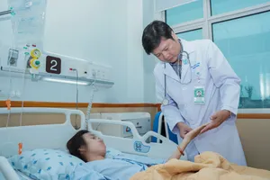 Kẹp tĩnh mạch thận hiếm gặp khiến cô gái đau bụng dưới nhiều năm